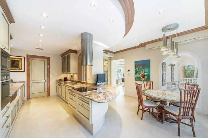 Image No.9-5 Bed House for sale