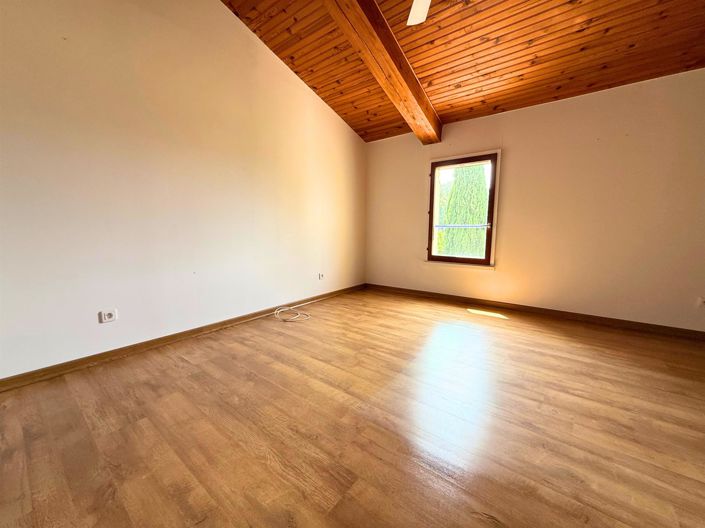 Image No.8-9 Bed House for sale