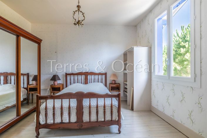 Image No.8-5 Bed House for sale