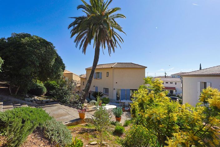 Image No.1-4 Bed House for sale