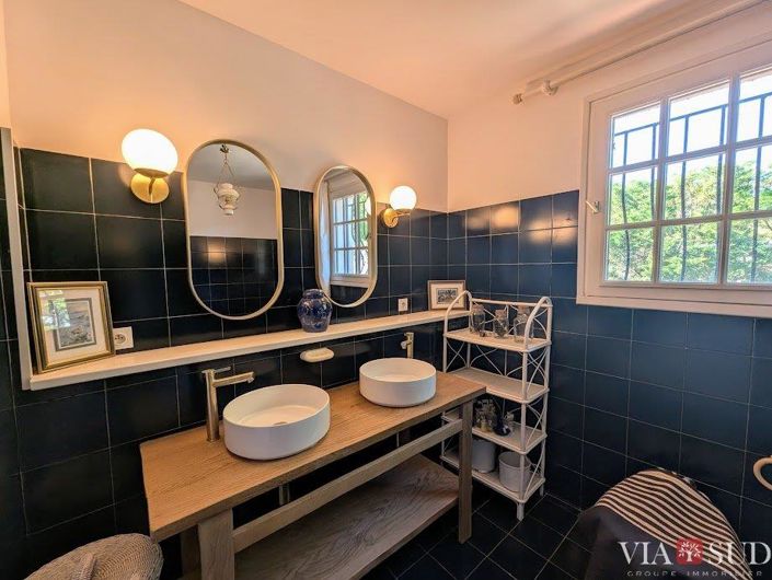 Image No.10-5 Bed Property for sale