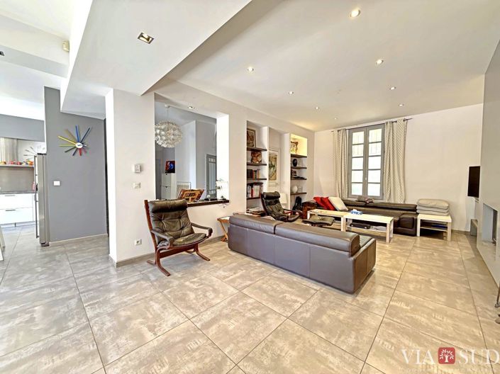 Image No.5-9 Bed House for sale