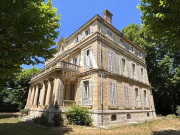 1 - Istres, Property