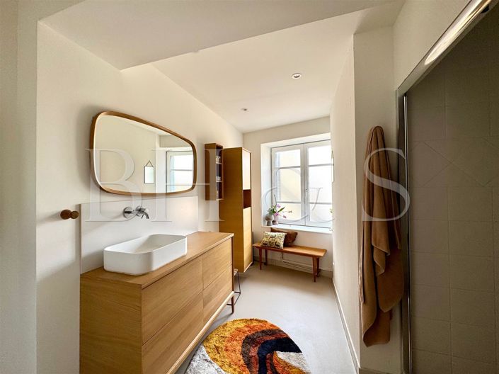 Image No.12-8 Bed Property for sale