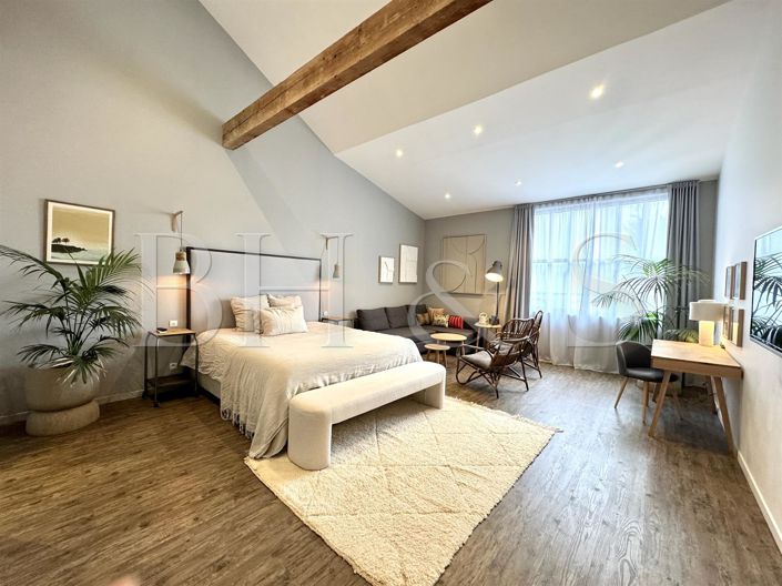 Image No.9-8 Bed Property for sale