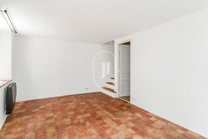 Image No.8-1 Bed House for sale