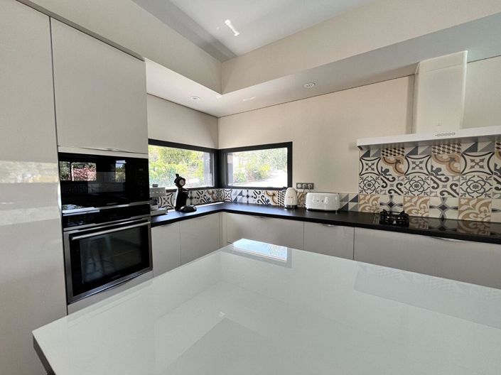 Image No.6-5 Bed House for sale