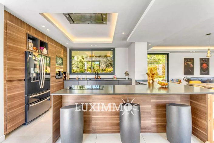 Image No.8-5 Bed House for sale