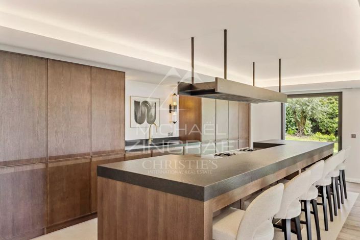 Image No.8-5 Bed House for sale