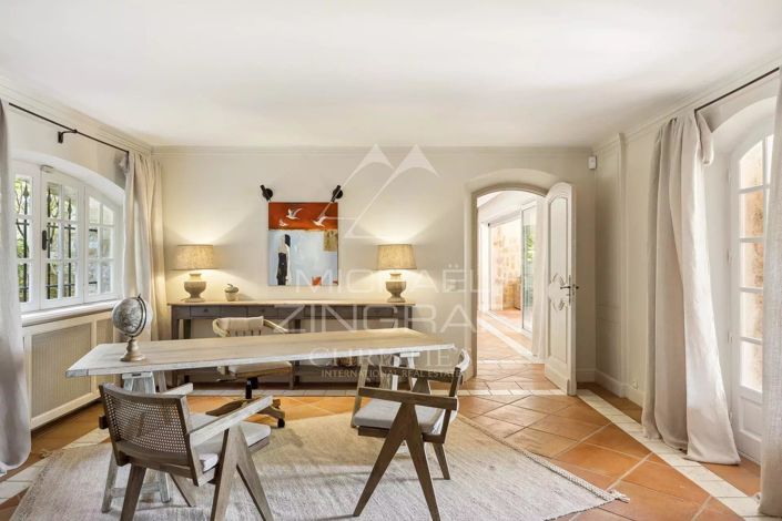 Image No.10-8 Bed House for sale