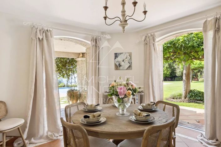 Image No.8-8 Bed House for sale