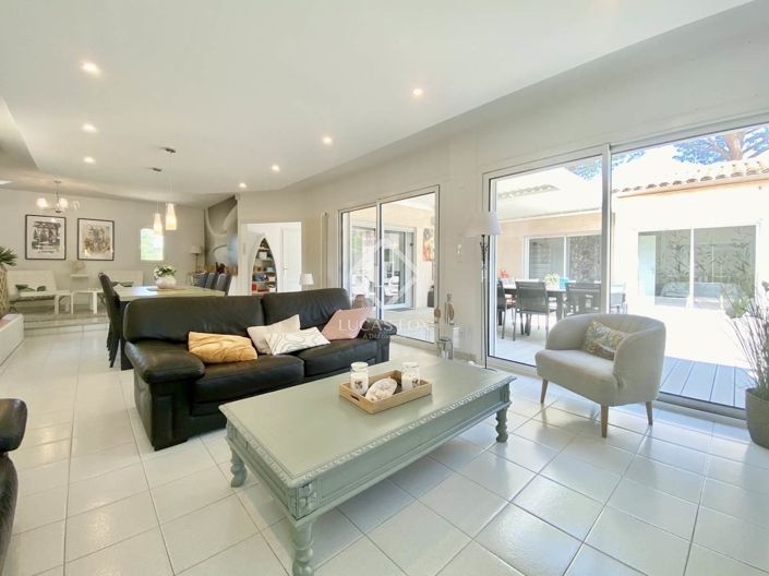 Image No.4-5 Bed House for sale