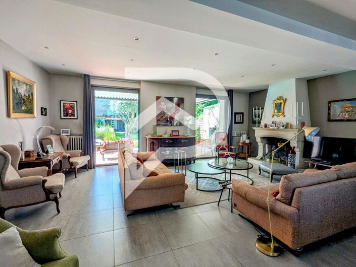 Image No.1-6 Bed House for sale