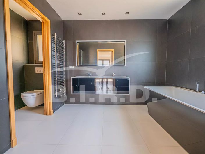 Image No.7-5 Bed House for sale