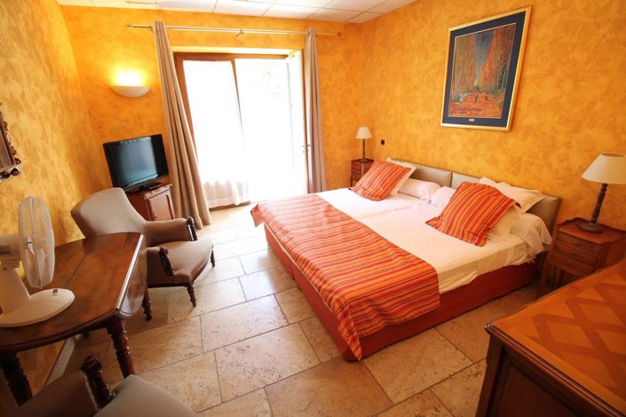 Image No.10-22 Bed House for sale