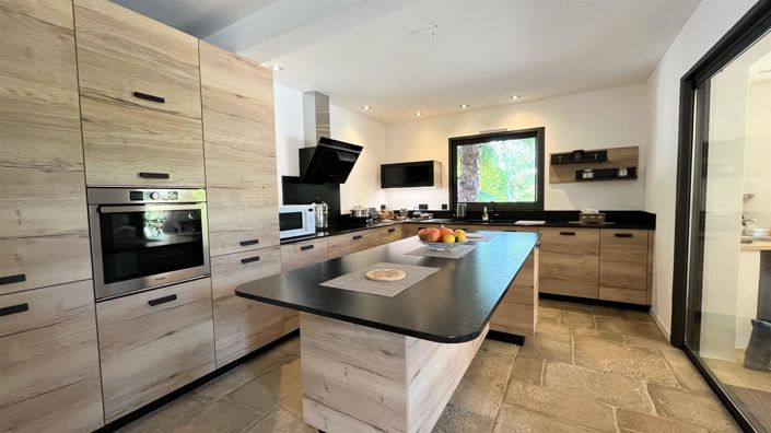 Image No.11-6 Bed House for sale