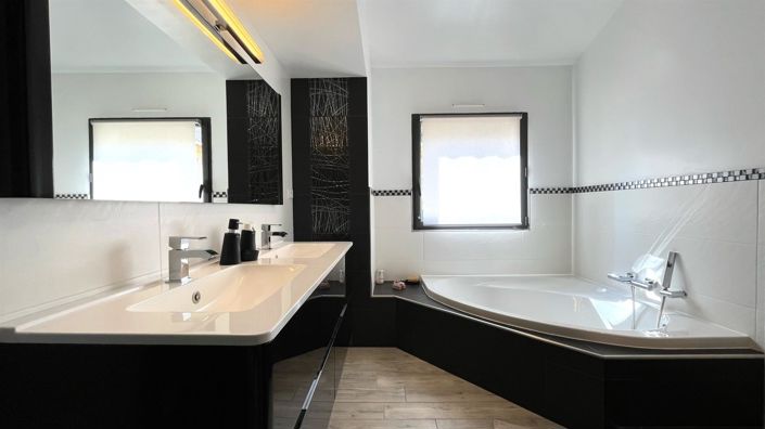 Image No.20-6 Bed House for sale