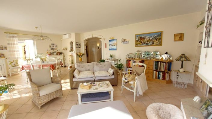 Image No.12-5 Bed House for sale