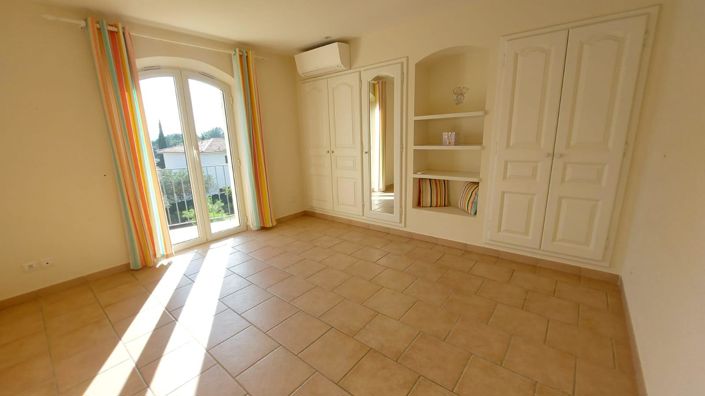 Image No.24-5 Bed House for sale