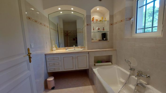 Image No.25-5 Bed House for sale