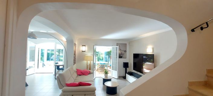 Image No.10-3 Bed House for sale