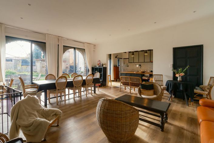 Image No.6-8 Bed House for sale