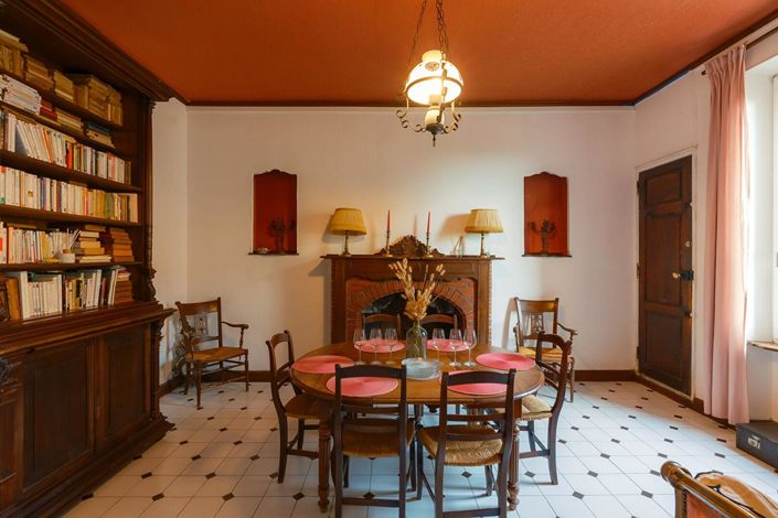 Image No.9-8 Bed House for sale