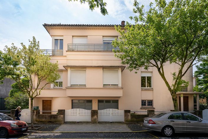 Image No.1-8 Bed House for sale