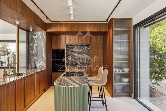 Image No.8-5 Bed House for sale