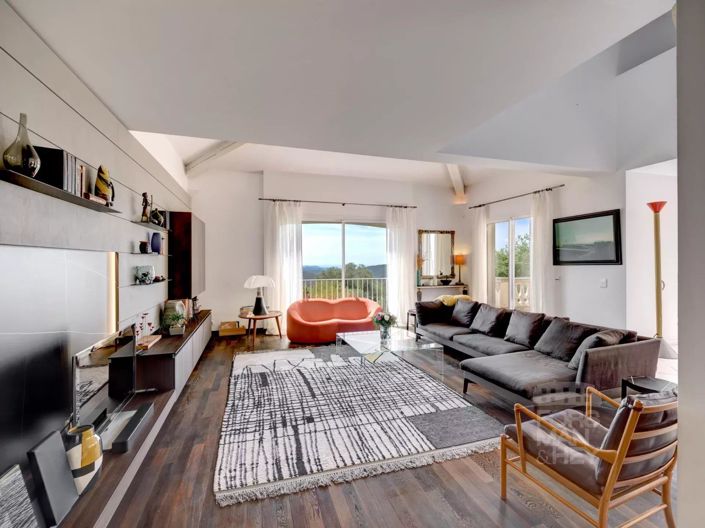 Image No.8-5 Bed House for sale