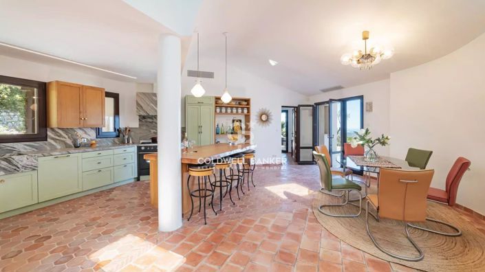 Image No.5-6 Bed House for sale