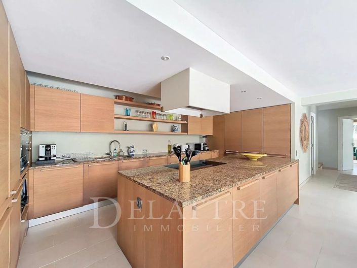 Image No.5-5 Bed House for sale