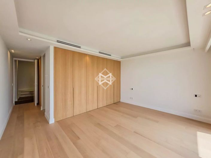 Image No.25-4 Bed House for sale