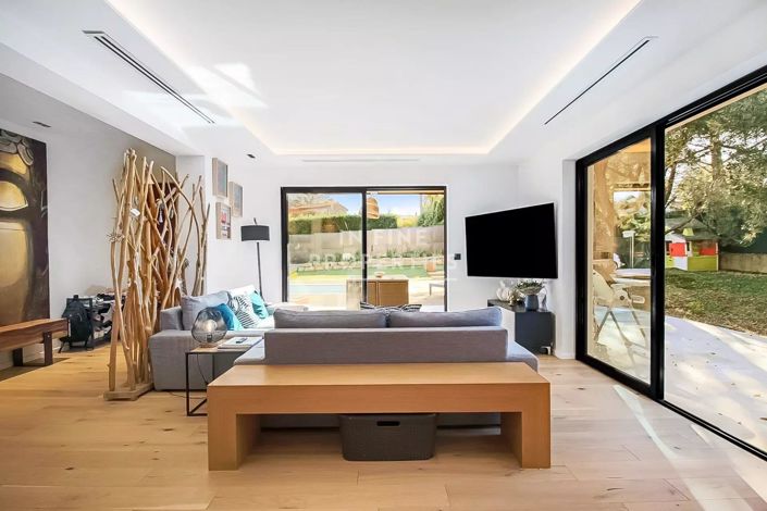 Image No.2-4 Bed House for sale