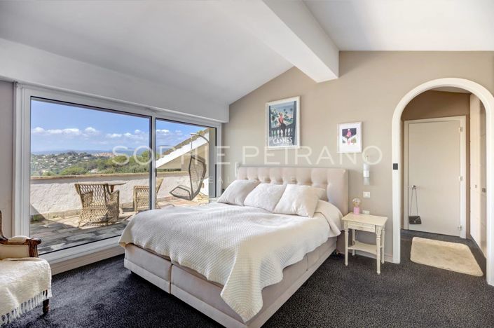 Image No.8-6 Bed House for sale