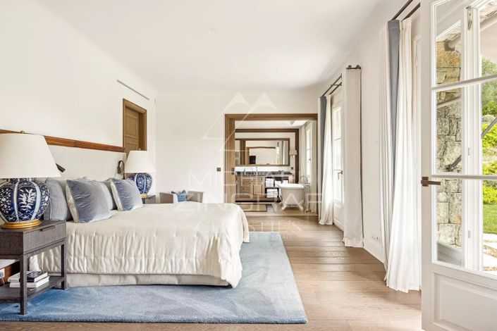 Image No.8-5 Bed House for sale