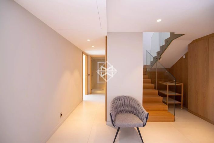 Image No.17-6 Bed House for sale