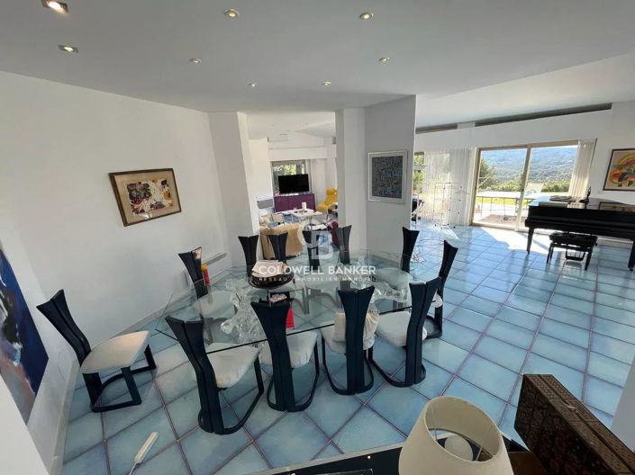 Image No.8-6 Bed House for sale