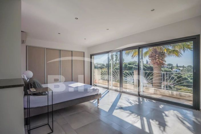 Image No.8-5 Bed House for sale