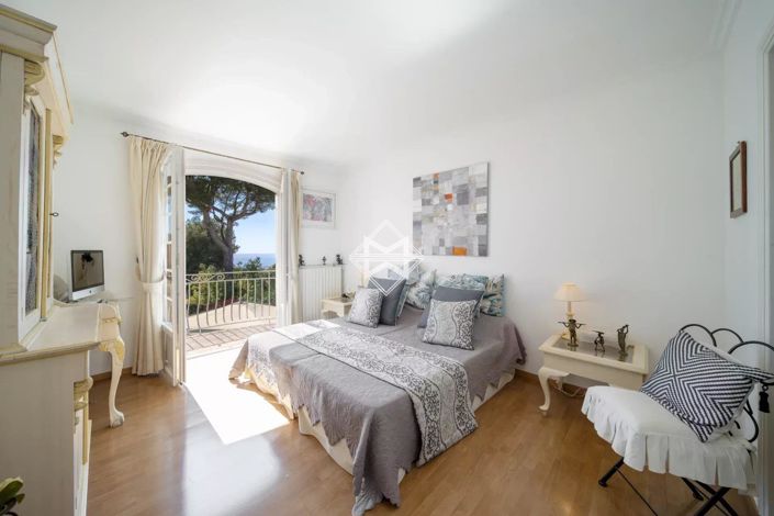 Image No.8-4 Bed House for sale