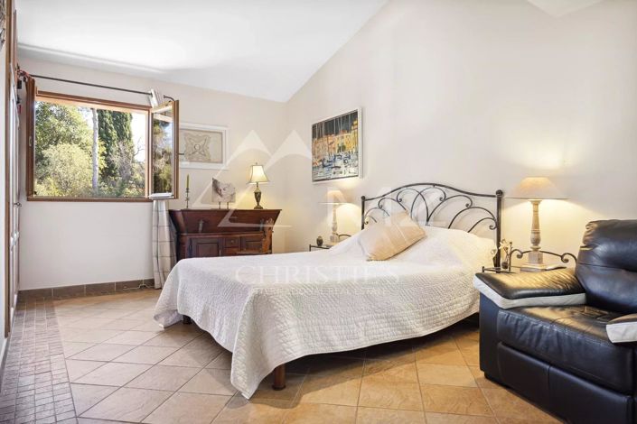 Image No.8-5 Bed House for sale