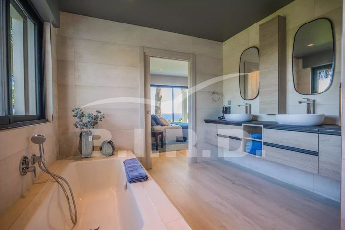 Image No.20-4 Bed House for sale