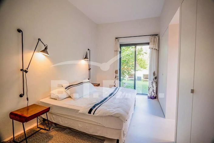 Image No.8-5 Bed House for sale