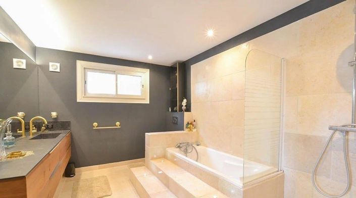 Image No.4-8 Bed House for sale