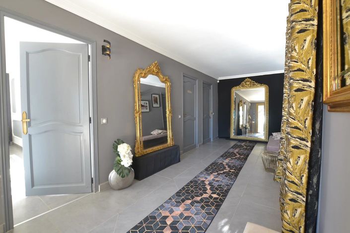 Image No.5-8 Bed House for sale