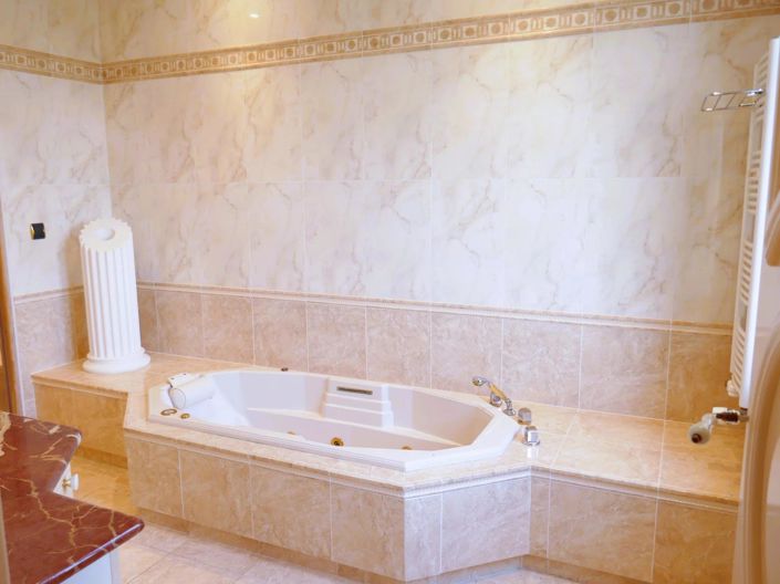 Image No.5-6 Bed House for sale