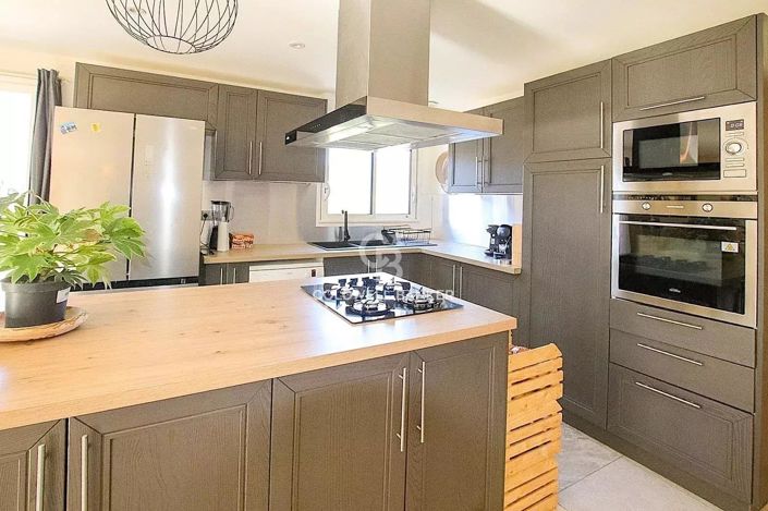 Image No.6-5 Bed House for sale