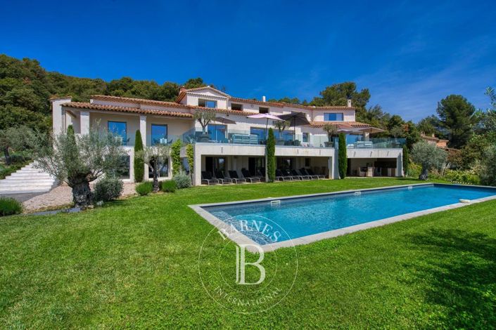Image No.1-8 Bed House for sale