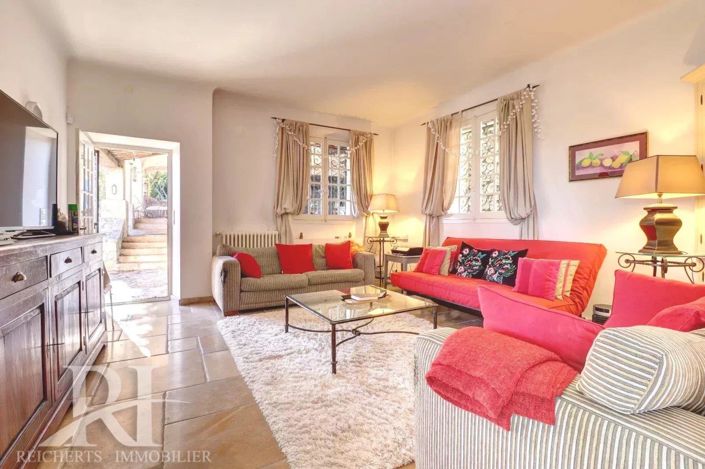 Image No.8-7 Bed House for sale