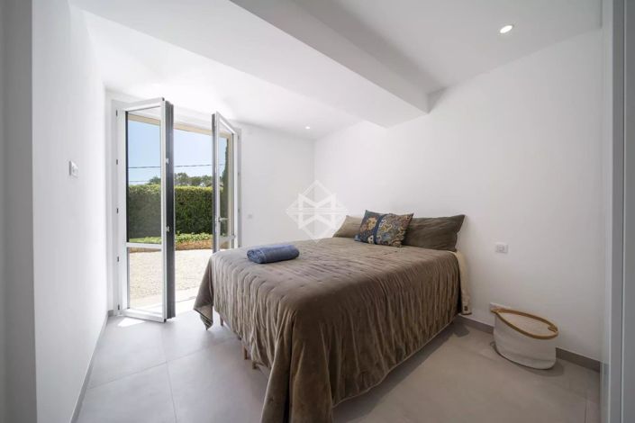 Image No.9-5 Bed House for sale